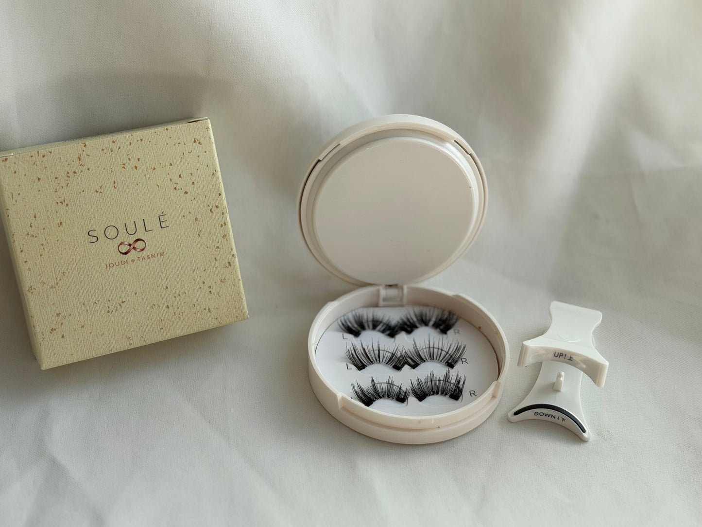MAGNETIC EYELASHES